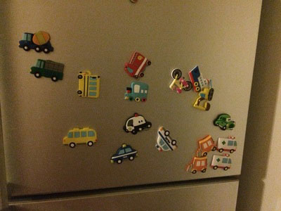 都說冰（bīng）箱貼能提升幸福感哦（ò）～這款冰箱貼的確（què）很可愛！做工很好，也沒有什麽異味兒，吸鐵麵也很大，不太（tài）容（róng）易刮花冰箱表麵（miàn）。買了（le）好多一起貼！