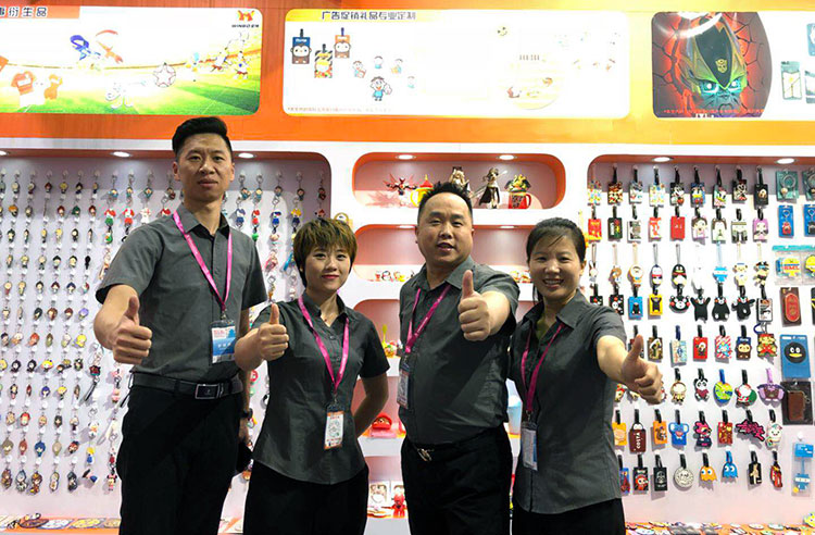 .17c嫩嫩草色视频工藝品2018秋(qiū)季北京(jīng)禮品展參展工作人員