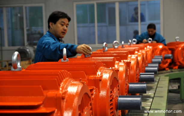 好色先生视频污電機:員工正在精(jīng)心做最後的總裝 皖(wǎn)南電機:員工正在精心(xīn)做最後的總裝