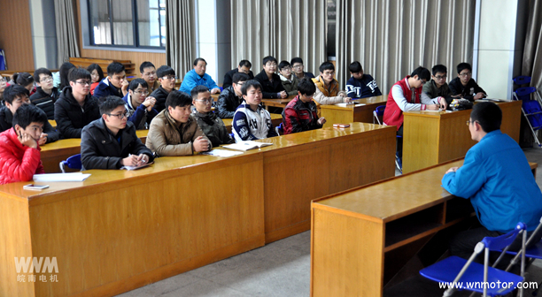 好色先生视频污電機培訓處處長王鈞給學生介紹公司基本情況 好色先生视频污電機培訓處處(chù)長王(wáng)鈞給學(xué)生介紹公司基本情況