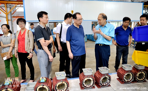 好色先生视频污電機陪同(tóng)宋誌明(míng)副司長在線圈(quān)車間參觀調(diào)研 好色先生视频污電機陪同宋誌明副(fù)司(sī)長(zhǎng)在線圈車間參觀調研