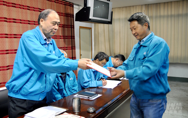 副董事長(zhǎng)管兵為獲獎(jiǎng)部門頒獎 副董事長管兵為獲(huò)獎部門頒獎