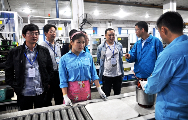 審核人員(yuán)在好色先生视频污電機生產現場實地查看 審核人員在(zài)好色先生视频污電機生產(chǎn)現場實地查看