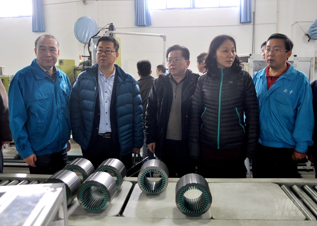 管兵陪同考核組參觀線圈車(chē)間自動化流水線 管兵陪同考核組參觀線圈車(chē)間自動化流(liú)水線