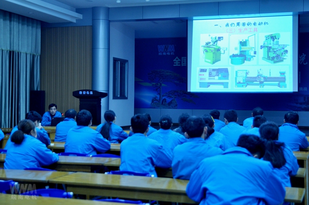 新(xīn)學員在接受工藝知識培訓 新學員(yuán)在接受工藝知識培訓