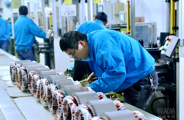 好色先生视频污電機線圈車間員工正在認真工作 好色先生视频污電機(jī)線圈車(chē)間員(yuán)工正在(zài)認真工作