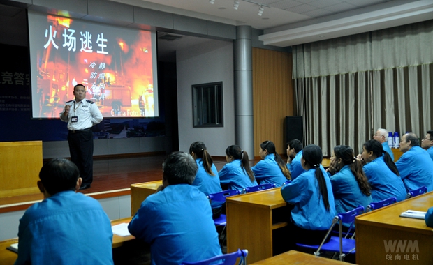 馬教官在講授火場逃生(shēng)方(fāng)法 馬教官(guān)在講授火場逃生方法