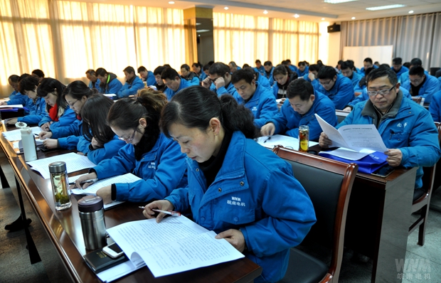 代表們聆聽董事會(huì)工作報告 代表們聆(líng)聽董事會工作報告