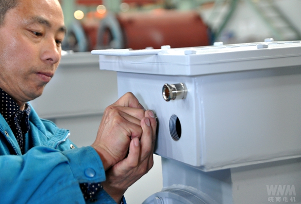 員工在進行盾構機電機交付前最後的細查(chá) 員工在進行盾構機電機交付前最後的細查