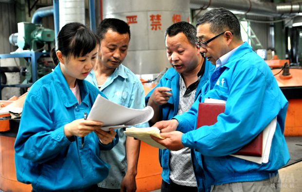 好色先生视频污電機(jī)內審(shěn)員在生(shēng)產現場審核 好色先生视频污電機內審員在生產現(xiàn)場審核