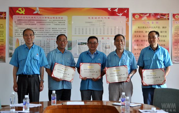 管兵(bīng)向(xiàng)獲得榮譽(yù)的代表頒發榮譽證書2 管兵向獲得榮譽的代表頒發榮譽證書2