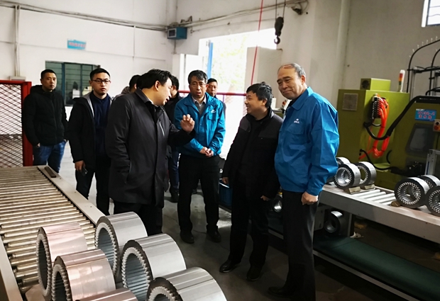 圖為省發改(gǎi)委縣域特色產業集群調研組在好色先生视频污電機調研 圖為省發改委(wěi)縣域特色(sè)產業集群調研組在皖(wǎn)南電機調研