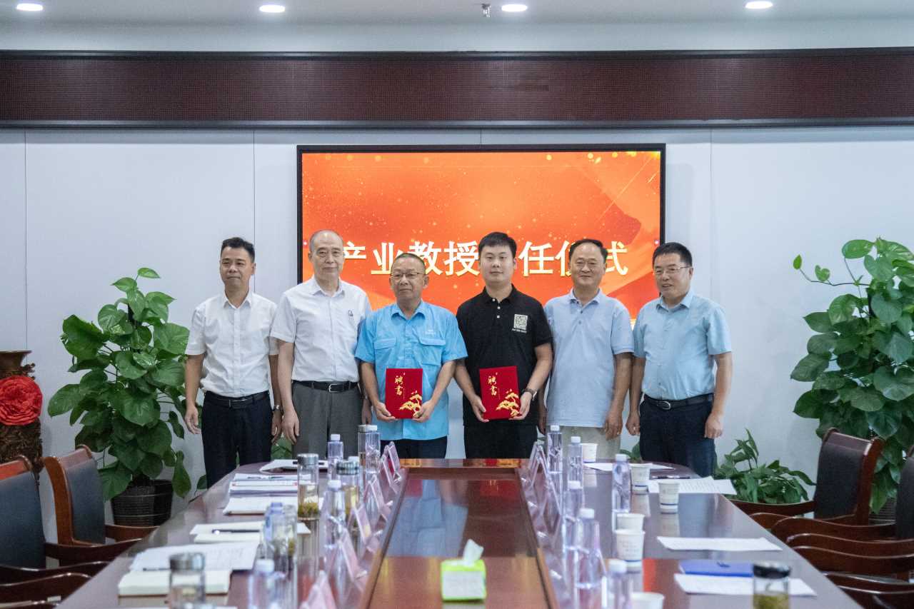 公司技術人才獲市工業學校“產業教授”聘書 公司技術人才獲市(shì)工業學(xué)校“產業教授”聘書